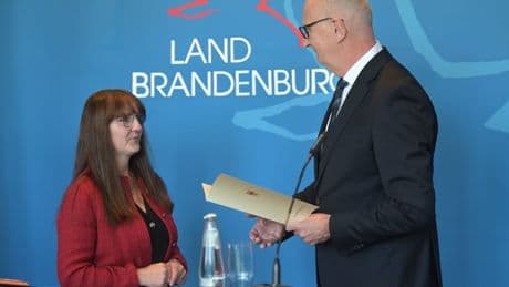 Brandenburg: Die Innenministerin geht, Woidkes Krise bleibt