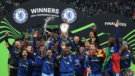 Şampiyon Chelsea kupayı kaldırdı