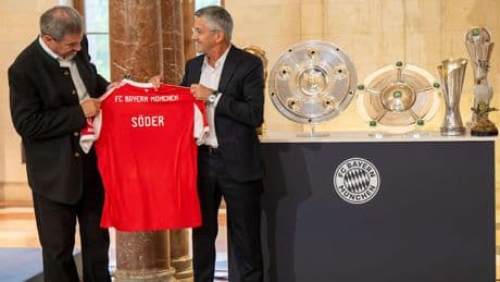 Kuriose Trophäe beim Empfang - Bayern-Stars mit Meister-Kakadu zu Söder