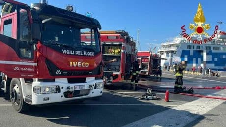 Livorno, allarme bomba su un traghetto: a bordo 1.000 passeggeri, scatta la maxi-emergenza nel porto