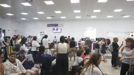 La "odisea" de los viajeros de Renfe tras una semana sin trenes de Galicia a Madrid por los incendios: "Gastamos 600 euros más"