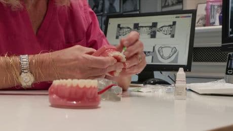 "C'est du rouge vers le blanc!": moins d'un Français sur trois se brosse correctement les dents