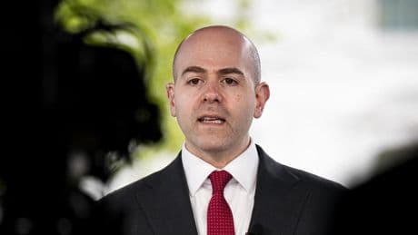 El gurú de los aranceles de Trump pide a España que ayude a EE.UU. en su guerra comercial con China