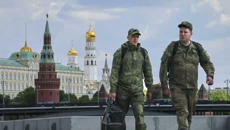 Economia russa, il rublo crolla e le casse statali si svuotano: l'incubo della bancarotta potrebbe costringere Putin a trattare