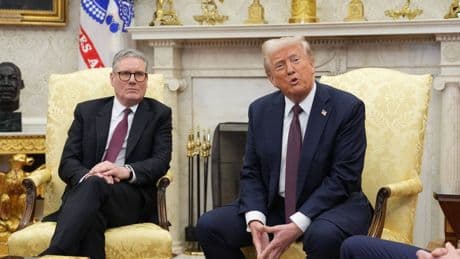 Vertrauen dahin, Exporte brechen ein: Britische Industrie zieht sich wegen Trump aus den USA zurück
