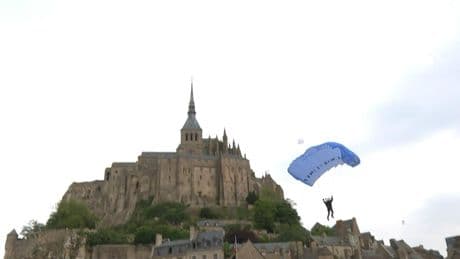 Commémorations du 8-Mai : les images des parachutistes au-dessus du Mont-Saint-Michel