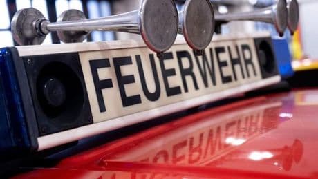 Feuerwehreinsatz: Brand beim Kochen in der Nacht - Mann eingeschlafen