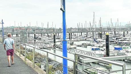 Amarristas y comercios denuncian «el parón» de las obras del puerto de Getxo