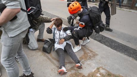 « Violences urbaines » : le ministère de l’Intérieur forcé de revoir sa copie sur l’interdiction des journalistes en manifestation