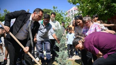 Gönülleri birbirine kavuşturan etkinlik: 10-16 Mayıs Dünya Engelliler Haftası’nda Bornova'da fidanlar toprakla buluştu