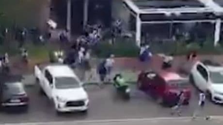Hinchas del Alavés lanzan de todo a los del Valladolid
