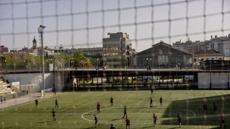 Plan para poner al día los campos de fútbol de Barcelona