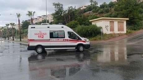 Yağışlı hava kazaya eden oldu: 3 araç birbirine girdi