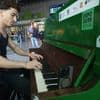 „Ein bisschen für Tiktok und weil es Spaß macht“: Ein Klavier wird zum Treffpunkt im Bahnhof Lichtenberg