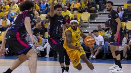 El Granca se mantiene en zona de playoffs a costa de un Granada al borde del abismo