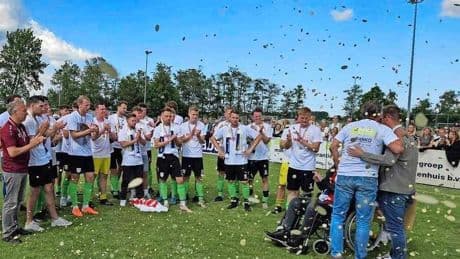 Vreugde en diep verdriet bij SV De Rijp: modelaanvoerder Wesley overlijdt de dag na het kampioenschap
