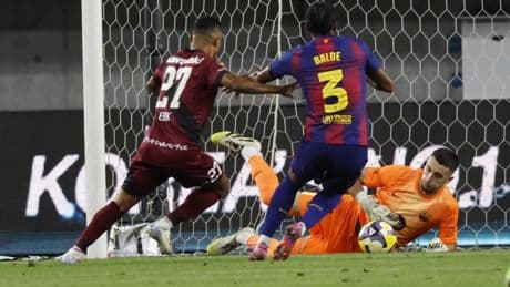 Joan Garcia debuta en el Barça con galones y paradones