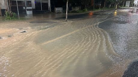 Sivas'ta ana hat su borusu patladı, cadde göle döndü