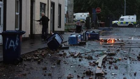 Odio en las calles de Irlanda del Norte: "Están tratando de instrumentalizar la violencia machista para justificar sus ansias racistas"