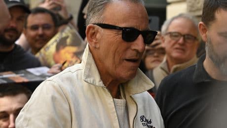 Bruce Springsteen ignores question about Trump feud while signing autographs