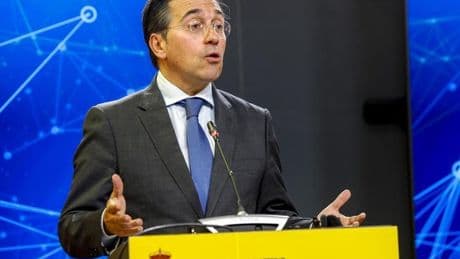 Albares afirma que el compromiso del Gobierno con la oficialidad del catalán, gallego y euskera es «irrenunciable» e «irreversible»