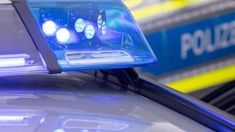 Randalierer wollen mit Waschmaschine als Rammbock in Wohnung eindringen – Angriff auf Polizist