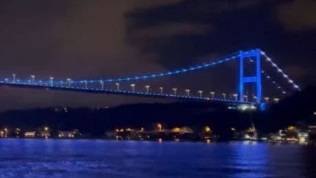 FSM Köprüsü maviye büründü