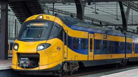 NS en bonden sluiten cao-akkoord na nachtelijke onderhandelingen: 4 procent meer loon