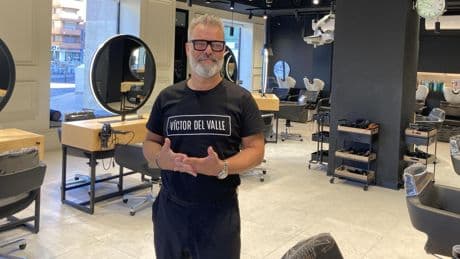 Víctor del Valle, peluquero: "Si quieres iluminar y rejuvenecer el rostro sin cambiar de color, esta técnica es mi favorita"