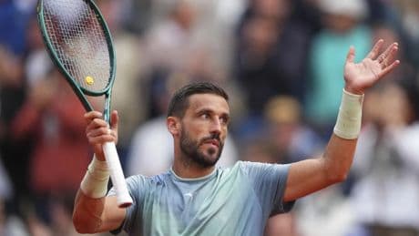 Así es Dzumhur, el próximo rival de Alcaraz en Roland Garros: nació en pleno bombardeo, fue actor, tuvo una pancreatitis aguda...