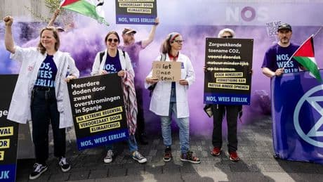 XR-activisten demonstreren bij NOS-gebouw