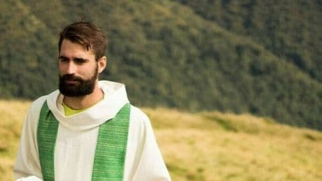 Don Matteo Balzano, chi era il prete morto suicida a 35 anni. La diocesi: «Non sappiamo più raccontare questo mistero della vita»