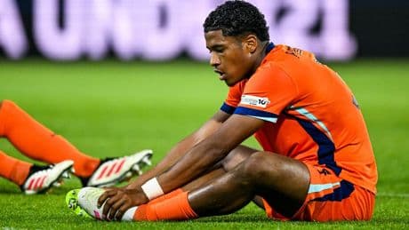 Stevige kritiek op Jong Oranje: 'Elftal lijkt lamgeslagen, en waar is Meerdink?'