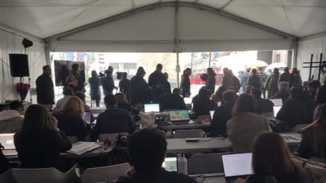 Un breve apagón deja unos minutos sin luz la carpa de prensa de los actos del 2 de Mayo