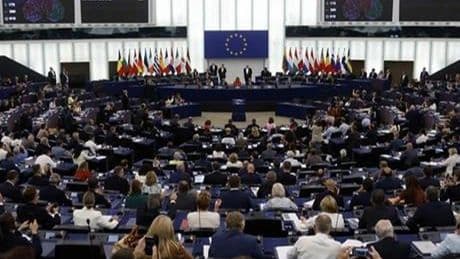 AB Komisyonu Başkanı von der Leyen, Avrupa Parlamentosu'ndaki güvensizlik oylamasından geçti
