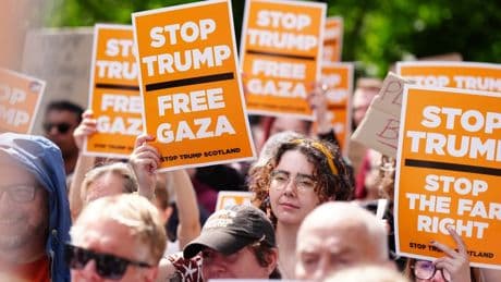 Zwischen Golf und Protest: Demonstranten gehen in Schottland gegen Trump auf die Straße