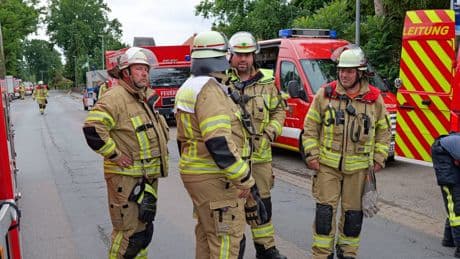 Hannover-Misburg: Feuerwehr warnt vor Rauch – Sporthalle brennt
