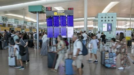 El aeropuerto de El Prat cierra un trimestre récord a la espera de los planes del Govern