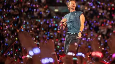 Chris Martin, tras recibir a dos fans de Israel: «Doy la bienvenida también a la gente de Palestina, todos somos humanos»