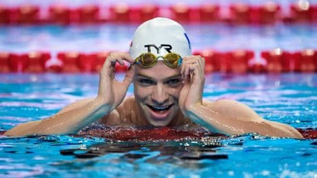 Natation : Léon Marchand pulvérise le record du monde en 200 m quatre nages