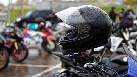 Regenkombi: Das zeichnet wasserdichte Regenkleidung für Motorradfahrer aus