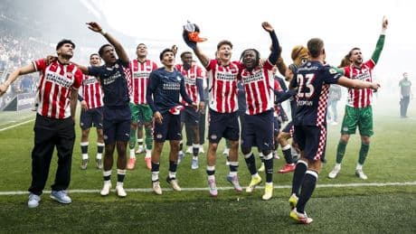 PSV beslist zinderende titelstrijd in zijn voordeel en viert 26ste landstitel