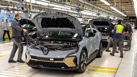 Réduction des coûts chez Renault : la stratégie de l’ancien DG Luca de Meo remise en question par les syndicats