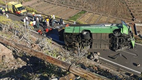 Una persona muere y 11 resultan heridas por el vuelco de un autobús en La Gomera