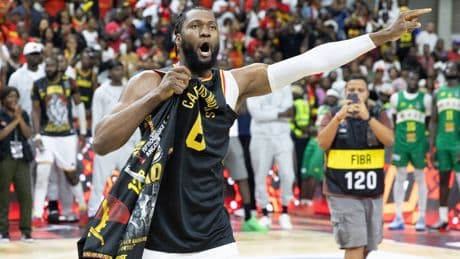 El madridista Bruno Fernando, campeón del Afrobasket con la Angola del español Pep Clarós