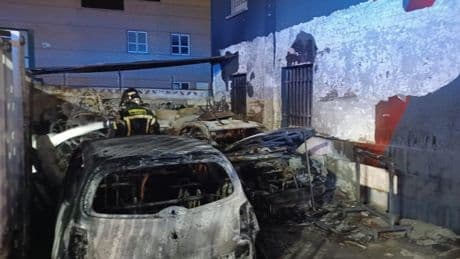 Incendio en un taller mecánico de Santovenia: hay varios coches calcinados