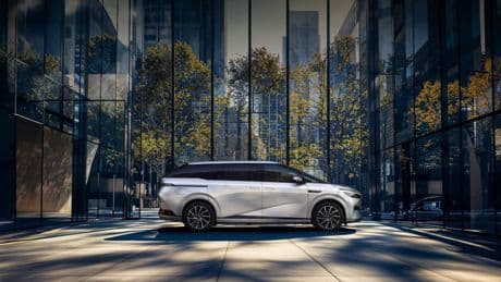 Business Class für die Straße: Elektrischer Riesenvan aus China begeistert Tester