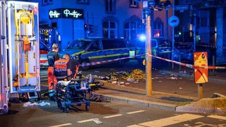 Unfallfahrer begeht Fahrerflucht - Mann rast in E-Scooter-Gruppe! Zwillinge (23) tot