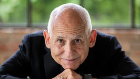 Daniel Amen, psiquiatra de 70 años: "Tener una actitud despreocupada te hará vivir una vida más corta en España"
