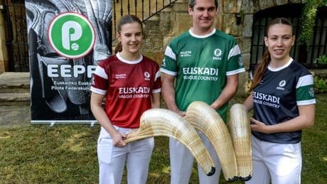La selección de Euskadi de pelota estrena la camiseta oficial con la que se enfrentará a España
